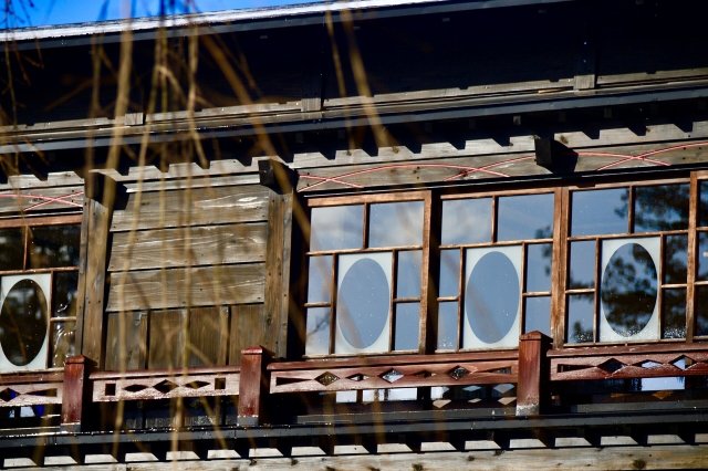古い民家の窓.jpg
