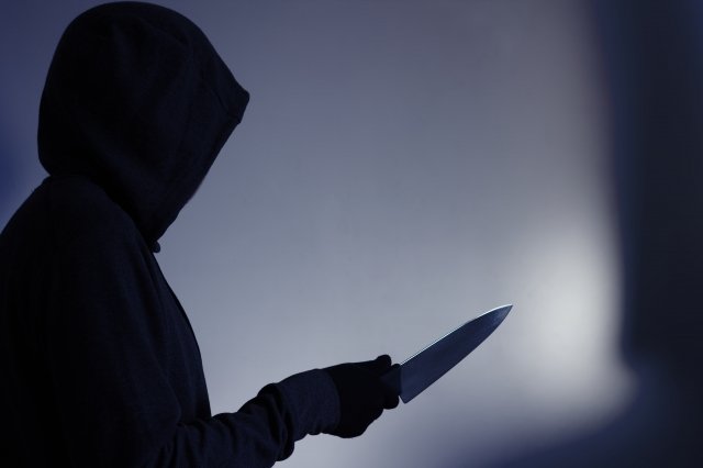 刃物を持った男性.jpg