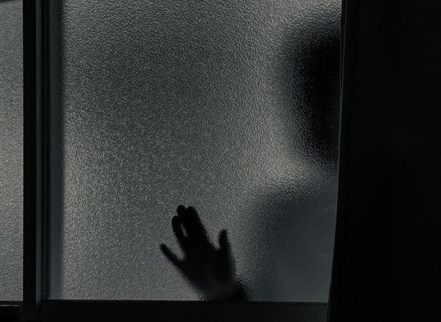 窓ガラスに映る人影.jpg